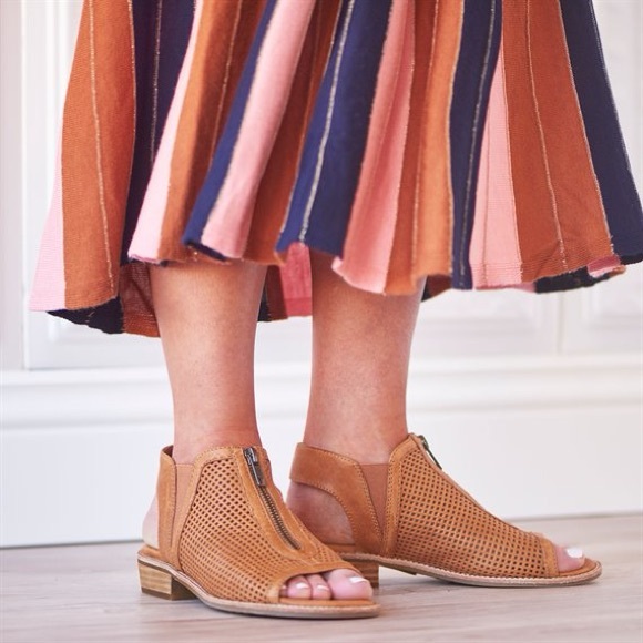 LIKE NEW • Söfft Nalda Zip Sandal in Luggage Leather • Women’s 7M - Picture 2 of 16